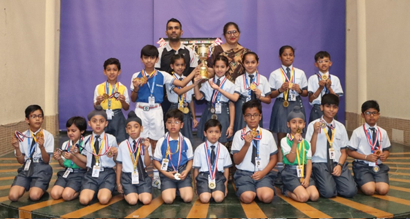 Group photo of the winning team with the teacher.