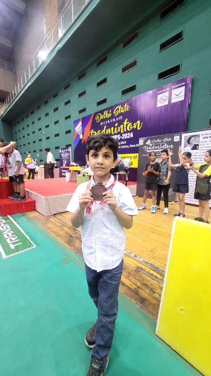An enthusiast participant in badminton tournament.