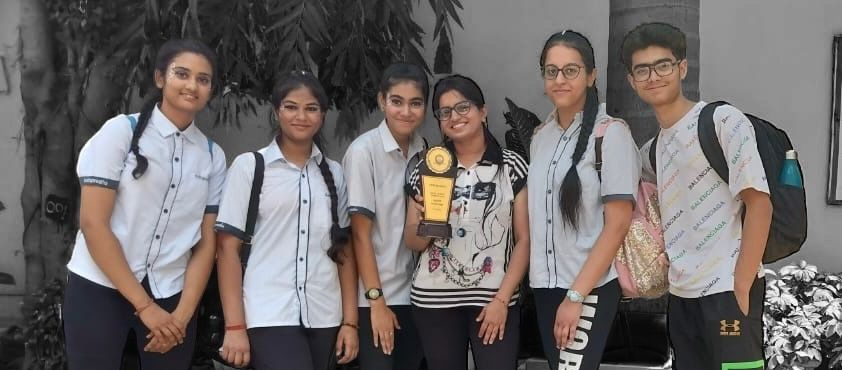 A group of students with their award.